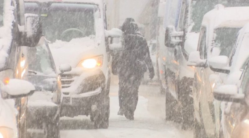 İstanbul'da yoğun kar: Uçuşlar durdu, trafik kilitlendi