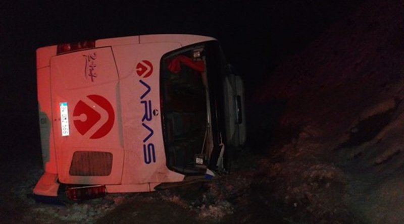 Kars’ta otobüs devrildi: Ölü ve yaralılar var