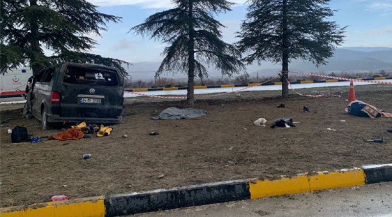 Isparta'da feci trafik kazası: 3 ölü, 8 yaralı