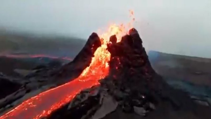 Binlerce yıl sonra uyanan Fagradals Yanardağı'nın lav püskürttüğü anlar havadan görüntülendi