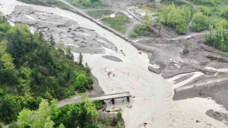 Sel felaketi: Kastamonu'da 14 köyü bağlayan köprü yıkıldı!