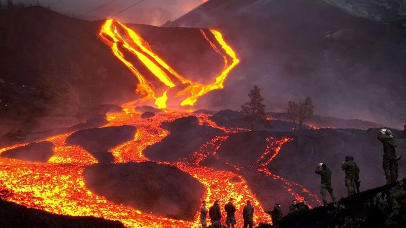 La Palma'daki kabus şiddetini artırdı: Saniyede bir metre hızla ilerleyen lavlar önüne geleni yutuyor
