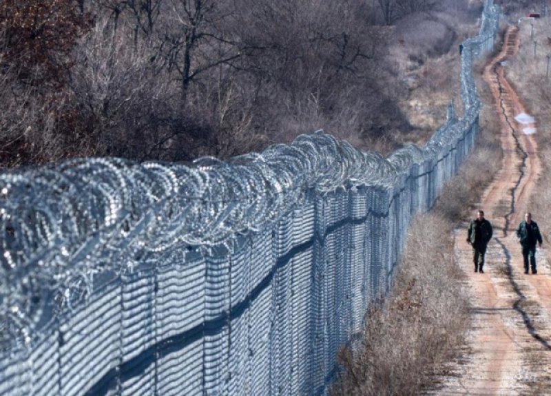 Litvanya Belarus'tan gelen göçmen akınını durdurmak için çelik duvar inşaatına başladı
