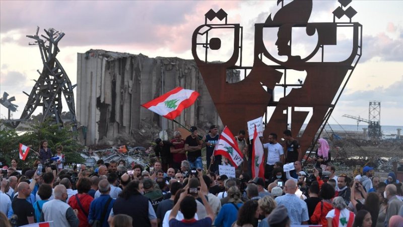 Lübnan'daki 17 Ekim protestolarının 2. yılında Beyrut'ta yürüyüş düzenlendi