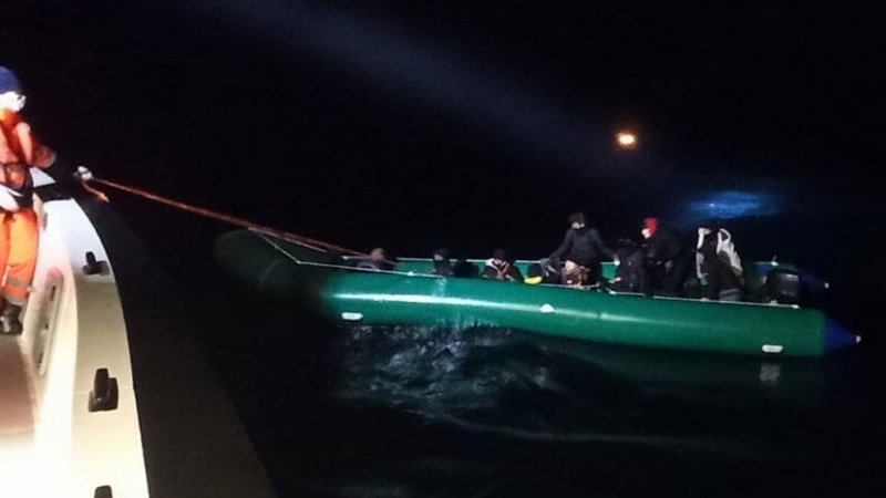 Denizde mahsur kalan 17 kaçak göçmen kurtarıldı