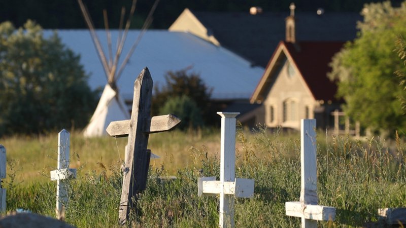 Kilise okulunun bahçesinde 14 kayıt dışı mezar bulundu