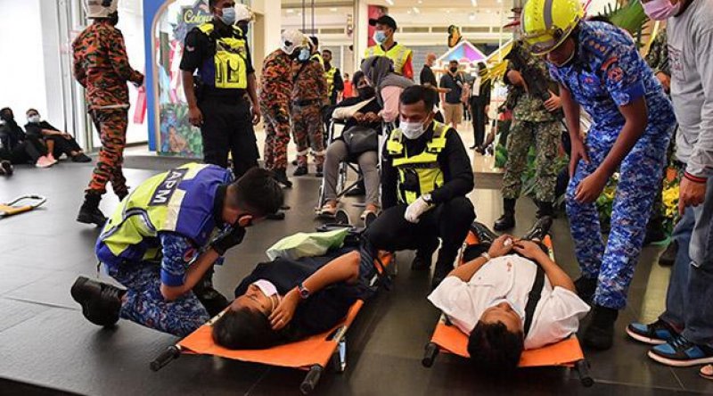 Malezya'da 2 metro kafa kafaya çarpıştı: Yüzlerce kişi yaralandı