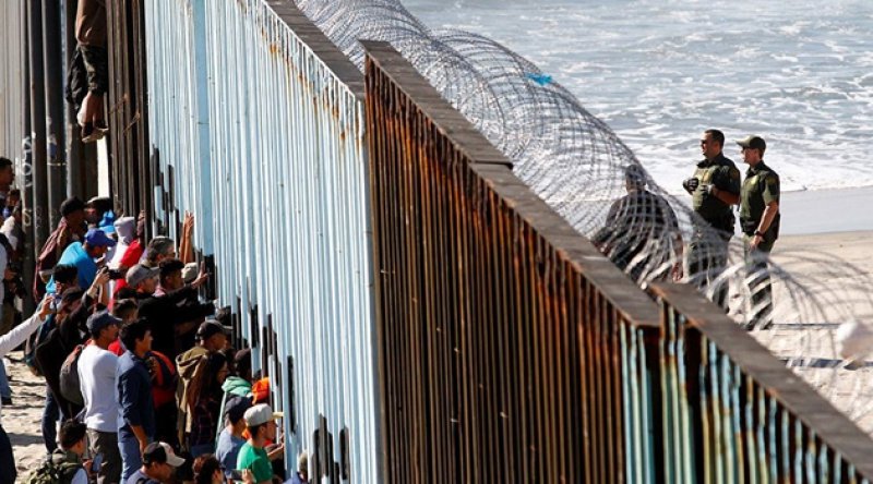 Meksikalı 25 kişilik ilk göçmen kafile Meksika-ABD sınırını geçti