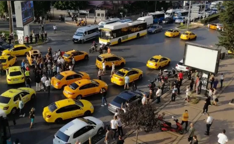 Mersin'de taksicilerden akaryakıt zammı protestosu