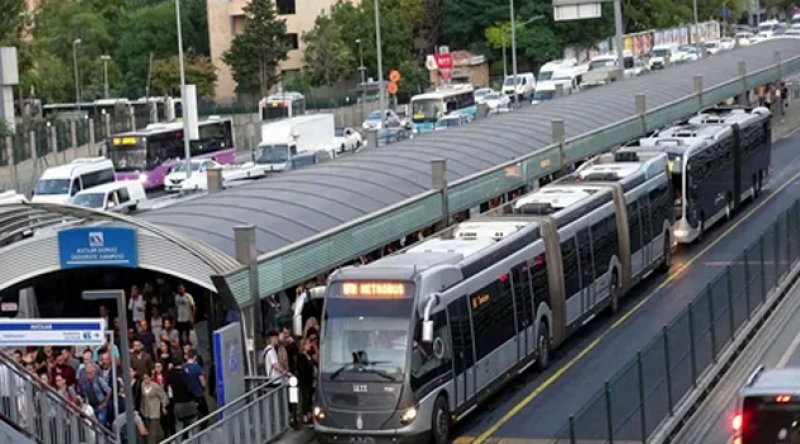 İstanbul'da mesai saatleri değişti; toplu taşıma araçlarında yoğunluk yaşandı