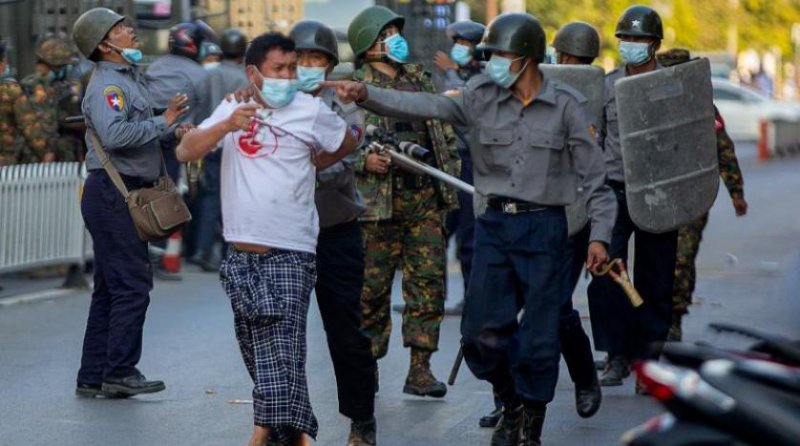Myanmar'da güvenlik güçleri protestoculara ateş açtı: Ölü ve yaralı var