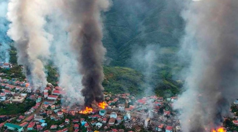 Myanmar ordusunun bir kasabada 160'dan fazla binayı ateşe verdiği iddia edildi