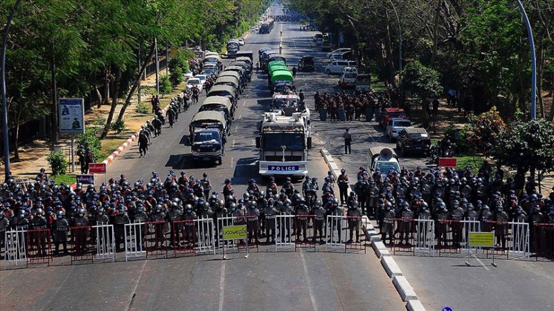 Myanmar'da askeri araçlar sokaklarda görüldü, ülke genelinde internet kesildi!