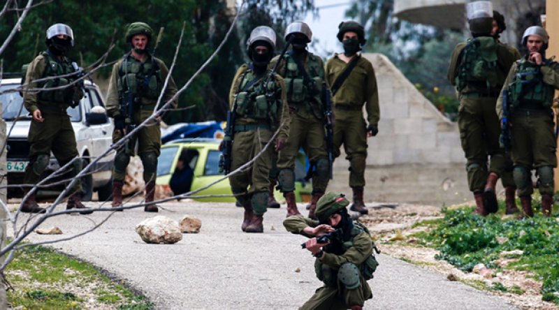 İşgal güçleri Nablus’un güneyinde Filistinli üç genci yaraladı