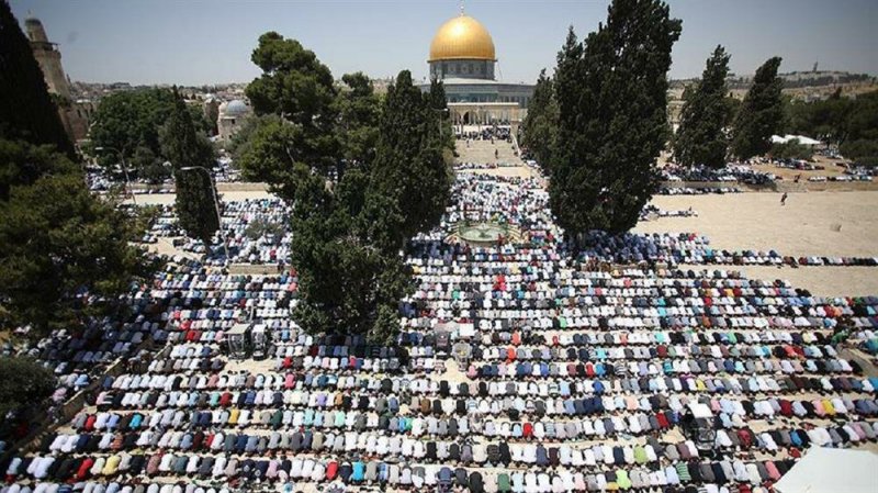 Mescid-i Aksa’da Ramazan ayının son cuma namazı! 70 bin kişi saf tuttu