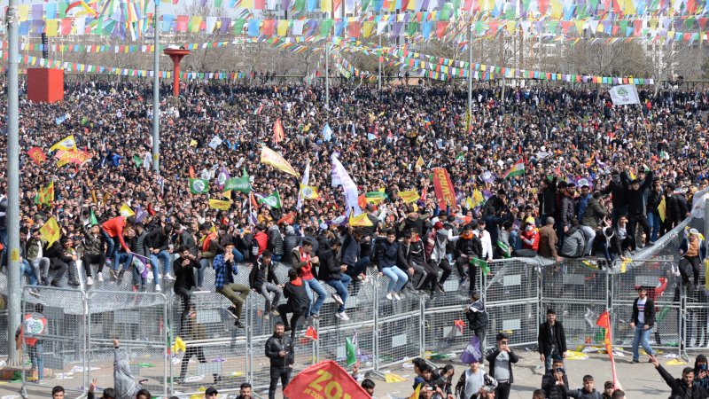 Diyarbakır’da Nevruz kutlaması: Alana giriş engellendi, polis müdahale etti