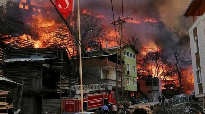 Artvin'in Yusufeli ilçesinde yangın: Alevler 50'ye yakın eve sıçradı