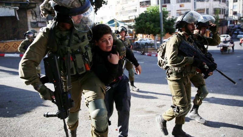 Siyonist İsrail güçleri 2'si çocuk 6 Filistinliyi gözaltına aldı