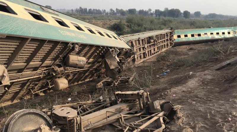 Pakistan'da iki tren birbirine girdi: 30 ölü, 50 yaralı
