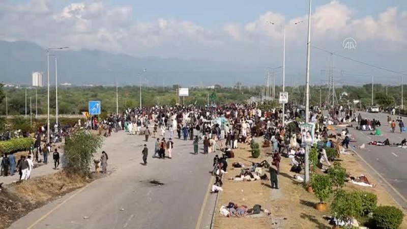 Pakistan'da polis göstericilere ateş açtı: 3 ölü, 50 yaralı