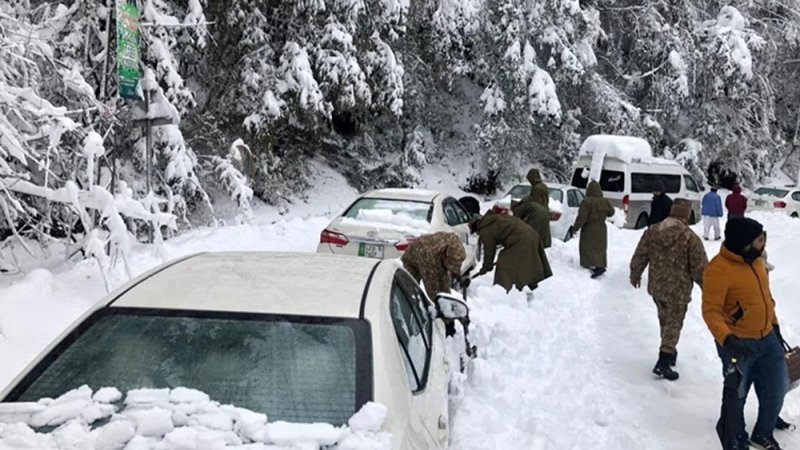 Pakistan'da yoğun kar yağışı nedeniyle arabada mahsur kalan 21 kişi hayatını kaybetti