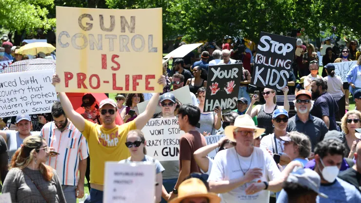 ABD'de 19'u çocuk 21 kişinin öldüğü okul katliamın hemen ardından silah lobisi NRA toplantı düzenliyor