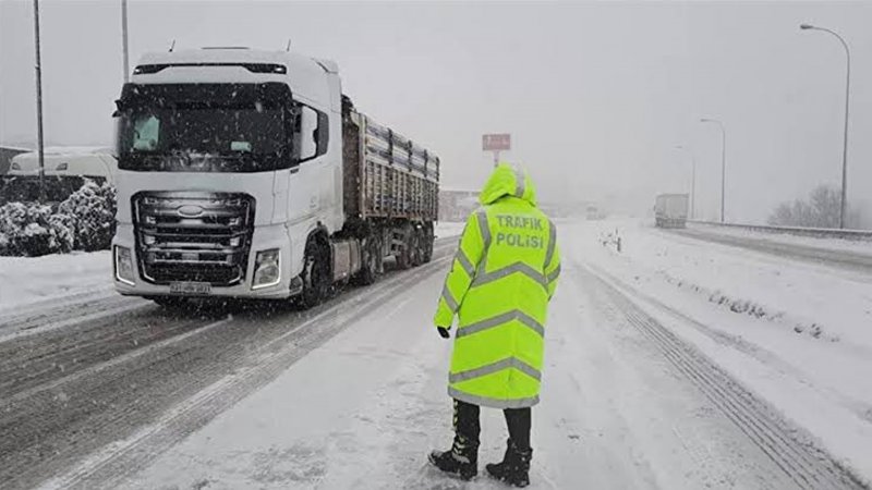 İstanbul'da kar etkisini artırdı: TIR ve kamyon girişleri durduruldu