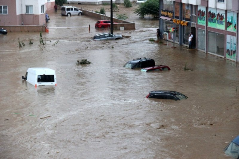 Rize'de dereler taştı, evleri su bastı, yollar kapandı