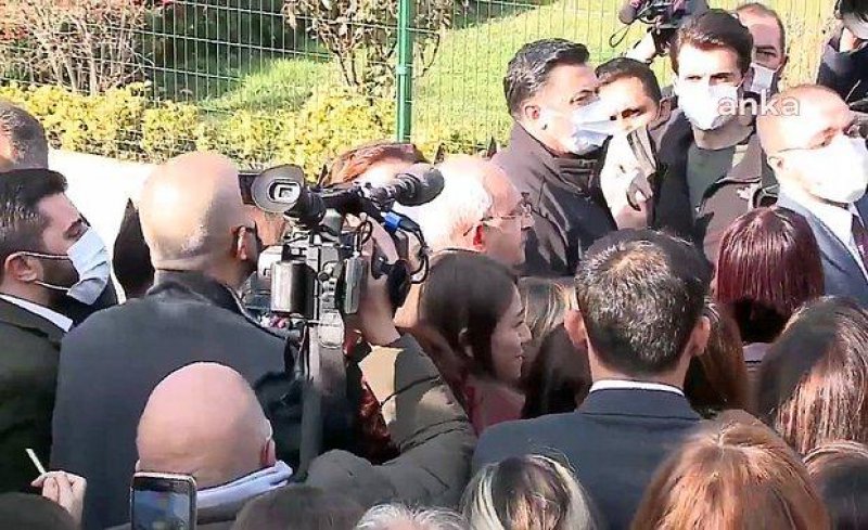 Mülakkatta elenen öğretmen adayları için MEB'e gelen Kılıçdaroğlu, binaya alınmadı