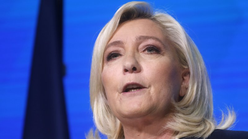 Le Pen’den islamofobik girişim: Başörtüsü takılmasını yasaklayan bir yasa tasarısı hazırladık