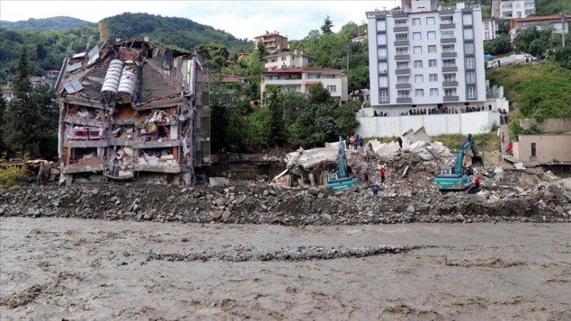 Karadeniz'deki sel felaketinde hayatını kaybedenlerin sayısı 57'ye yükseldi