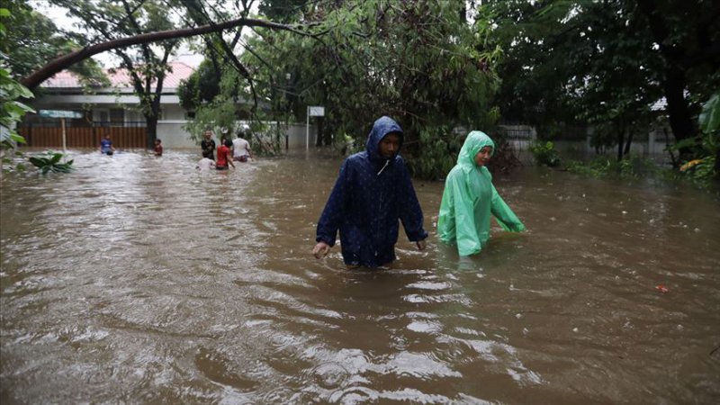 Endonezya'da sel binlerce kişiyi evsiz bıraktı