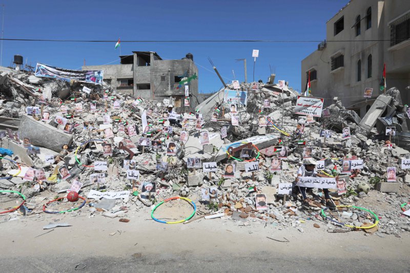 Katil İsrail saldırılarında ölen çocukların fotoğrafları Gazze'deki bir binanın enkazı üzerinde sergilendi