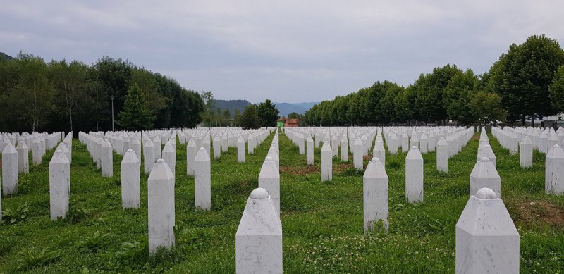 Sırp polislerin Srebrenitsa naraları tepkiyle karşılandı