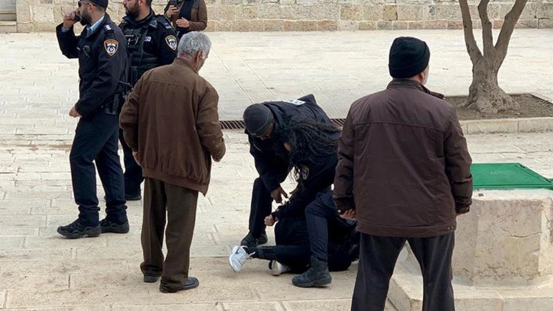 İsrail polisi Mescid-i Aksa’da 5 Filistinliyi gözaltına aldı