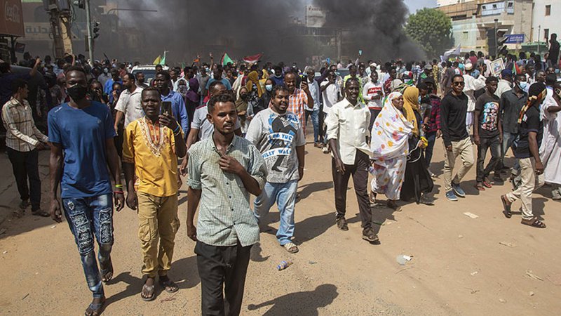 Sudan'da karşıt gruplar sokaklarda
