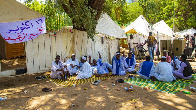 Sudan'da Cumhurbaşkanlığı Sarayı önünde oturma eylemi