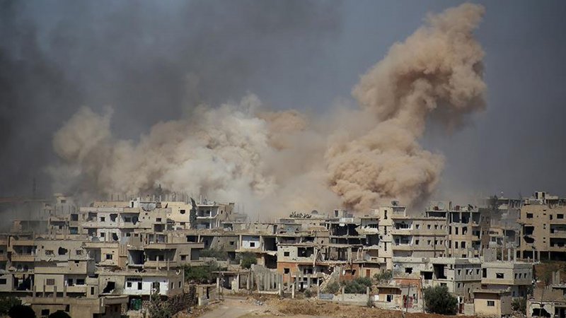 Esed rejimi Suriye'nin güneyindeki Dera'da kuşattığı mahalleye yoğun saldırı başlattı