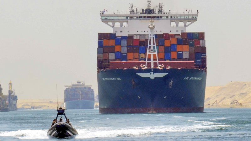 Mısır, Süveyş Kanalı'nı günlerce tıkayan gemiyi tazminat alana kadar alıkoyacak