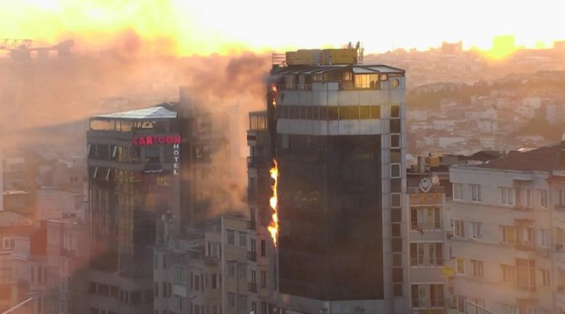 Taksim'de 6 katlı binada yangın