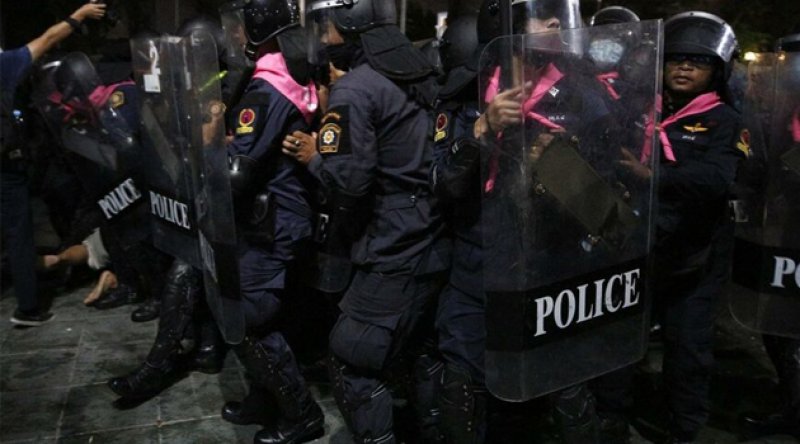Tayland’da monarşi karşıtı protestocular polisle çatıştı