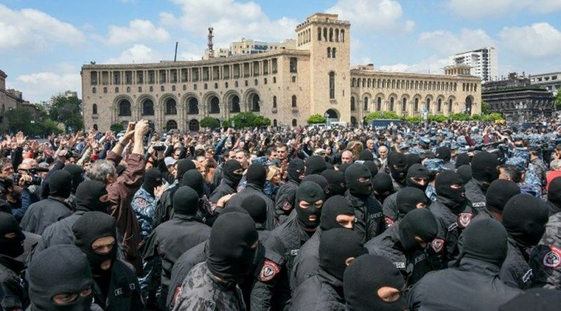 Ermenistan Soruşturma Komitesi, hükümet binasına girmeye teşebbüs eden 5 protestocu hakkında dava açtı