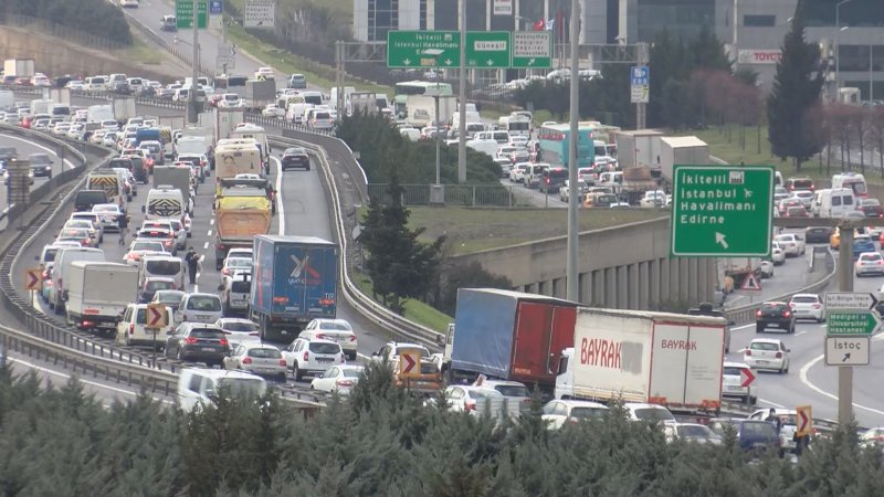 İstanbul'da ilk iş günü trafik yoğunluğu yüzde 60'a ulaştı