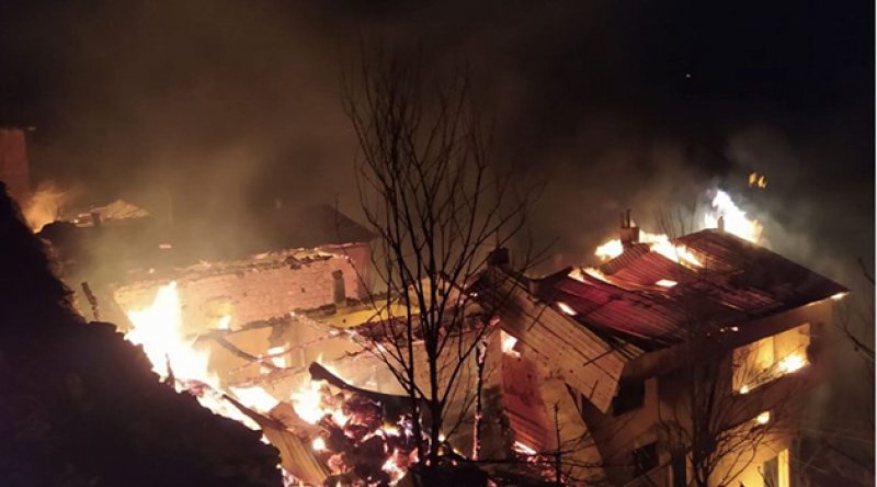 Trabzon'da yangın; 6 ev kül oldu!