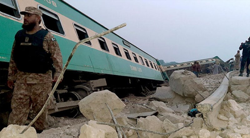 Pakistan'da tren raydan çıktı: 1 ölü, 40 yaralı
