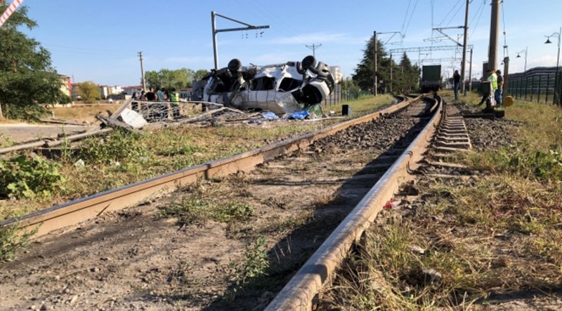 Yük treni minibüse çarptı: 6 kişi hayatını kaybetti