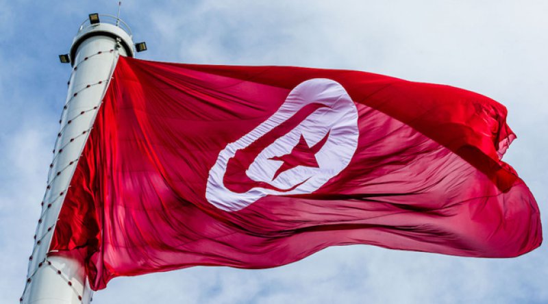 Tunus'ta bir genç kendini yaktı