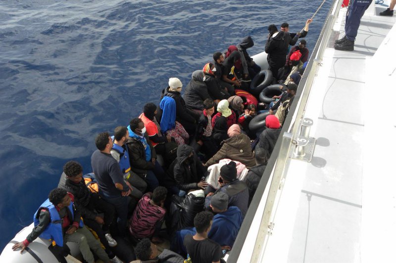 Türk kara sularına itilen 142 düzensiz göçmen kurtarıldı