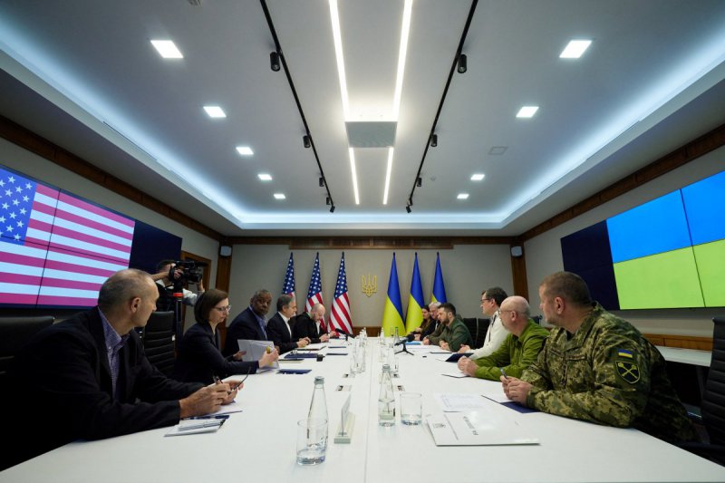 ABD'li bakanlar Kiev'de Zelenskiy ile bir araya geldi