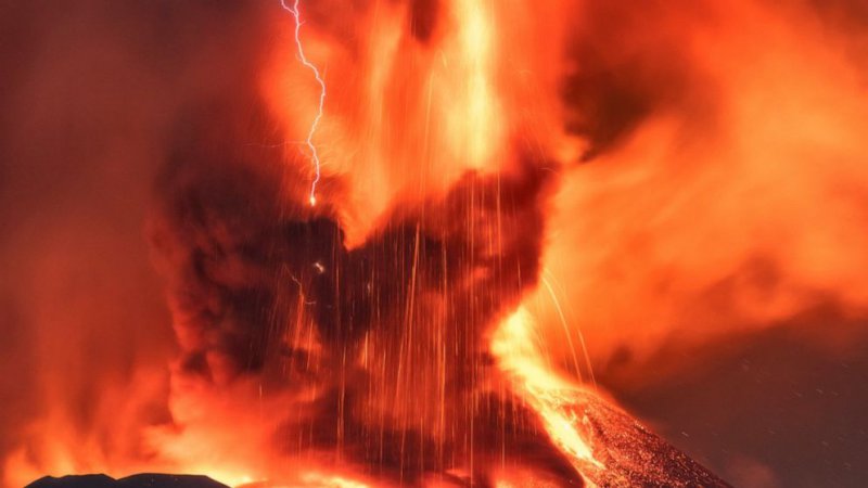 Etna Yanardağı'ndaki patlamada volkanik yıldırım oluştu